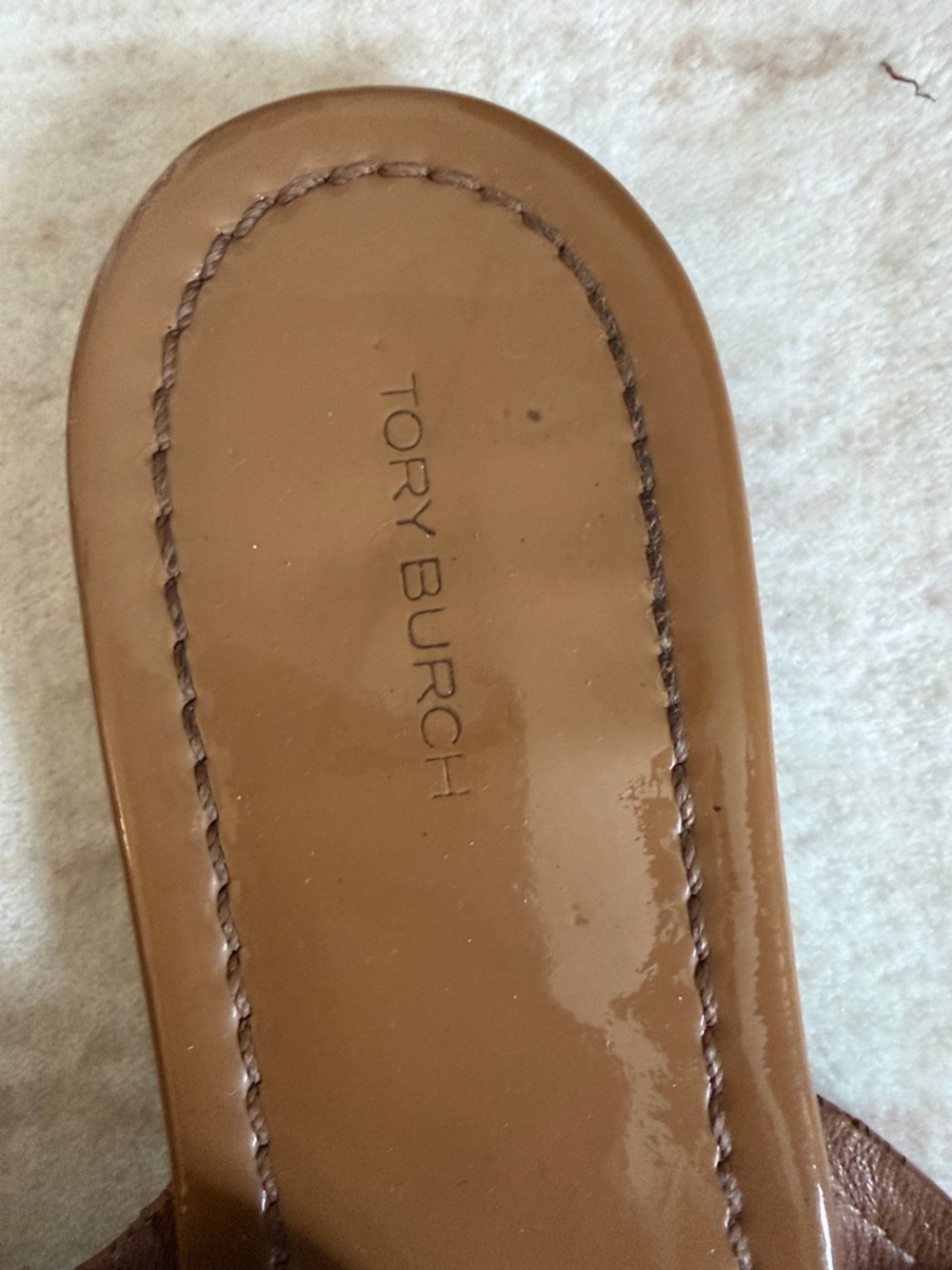 Tory Burch Tan Patent Leather Logo Thong Sandals - Picture 2 of 3
